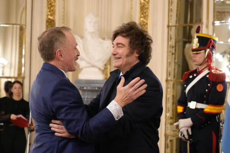 milei-con-peter-lamelas-foto-presidencia-MUTXQGSRNJGE3JWNZD42BGZGMQ_090eb4ce7ba8